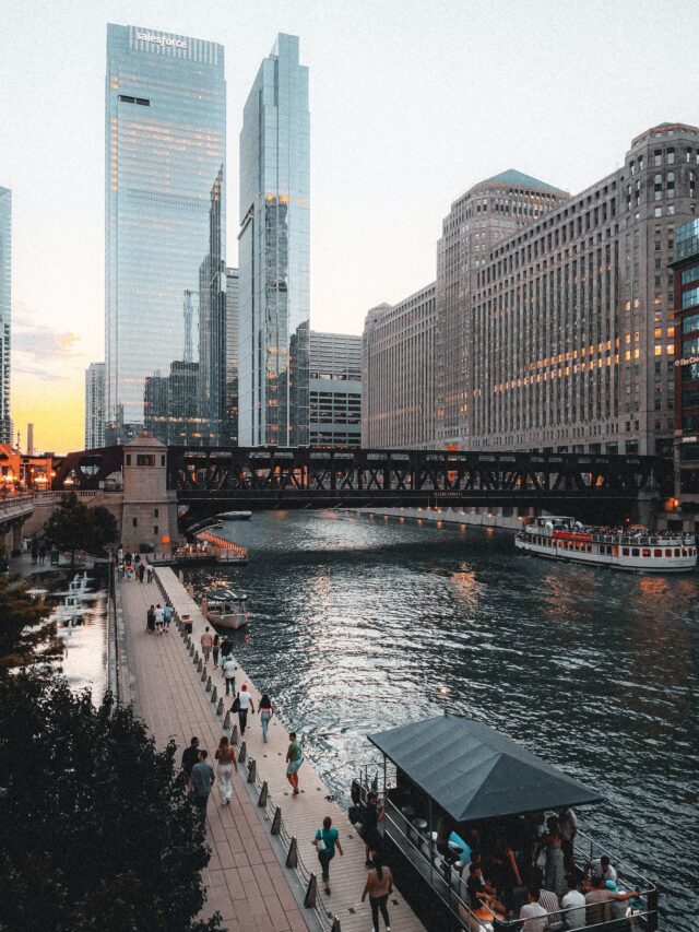 free-photo-of-a-river-in-a-city