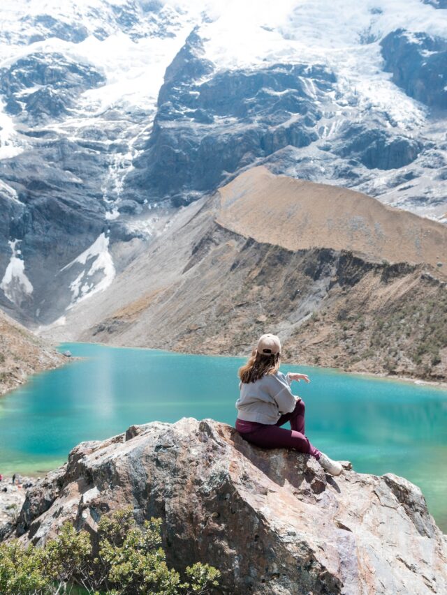 free-photo-of-hiker-sitting-on-a-rock-at-humantay-lake-in-peru