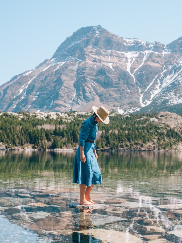 free-photo-of-woman-in-hat-posing-on-shallow-water